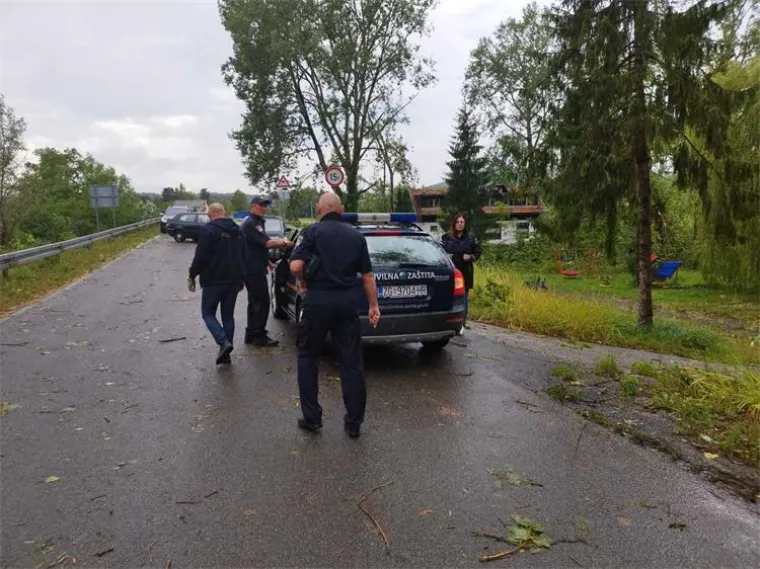 Žestoko nevrijeme poharalo Karlovačku županiju! Centar 112 primio je vi&scaron;e od 120 poziva; Sru&scaron;ena stabla, o&scaron;tećeni krovovi, ostali bez struje...