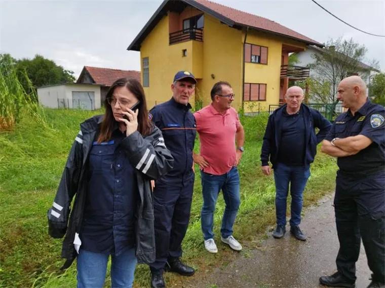 Žestoko nevrijeme poharalo Karlovačku županiju! Centar 112 primio je vi&scaron;e od 120 poziva; Sru&scaron;ena stabla, o&scaron;tećeni krovovi, ostali bez struje...