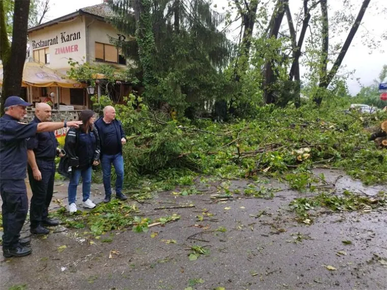 Žestoko nevrijeme poharalo Karlovačku županiju! Centar 112 primio je vi&scaron;e od 120 poziva; Sru&scaron;ena stabla, o&scaron;tećeni krovovi, ostali bez struje...