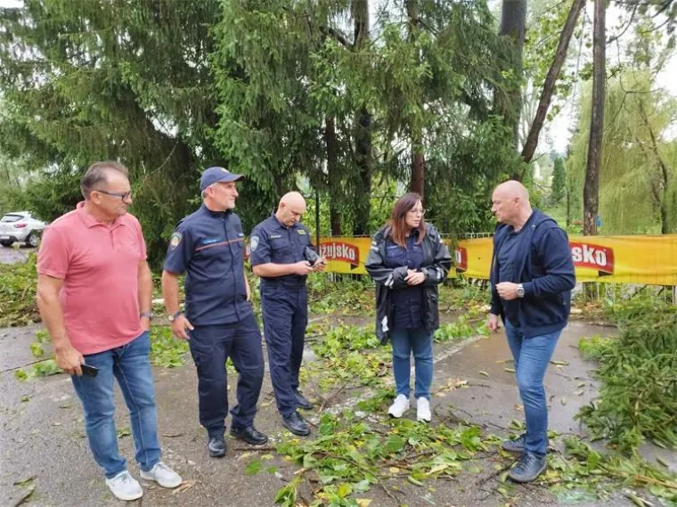 Žestoko nevrijeme poharalo Karlovačku županiju! Centar 112 primio je vi&scaron;e od 120 poziva; Sru&scaron;ena stabla, o&scaron;tećeni krovovi, ostali bez struje...