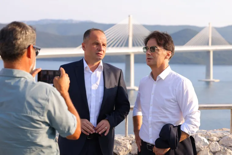 Poznati na sve strane: Pogledajte tko je sve do&scaron;ao na svečano otvorenje Pelje&scaron;kog mosta;  Je li to &Scaron;eks najbolje odjeven?