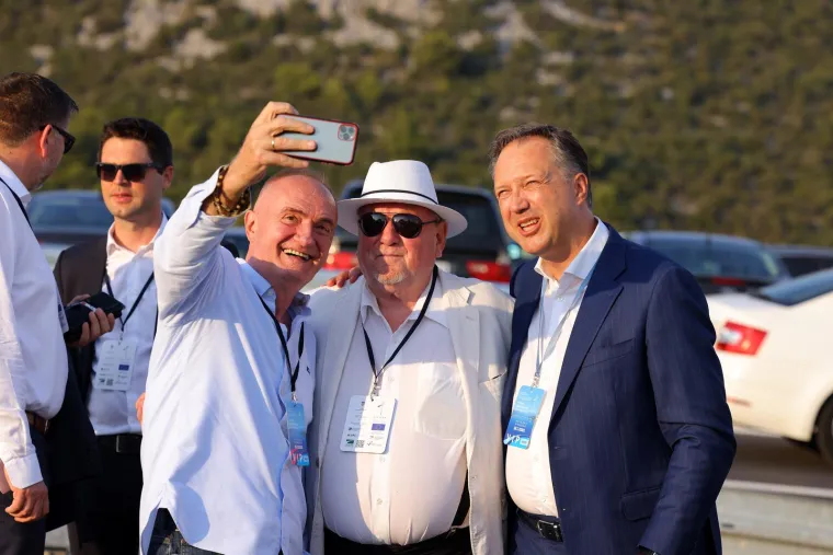 Poznati na sve strane: Pogledajte tko je sve do&scaron;ao na svečano otvorenje Pelje&scaron;kog mosta;  Je li to &Scaron;eks najbolje odjeven?