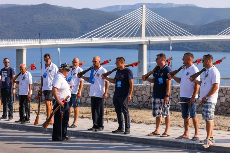 Poznati na sve strane: Pogledajte tko je sve do&scaron;ao na svečano otvorenje Pelje&scaron;kog mosta;  Je li to &Scaron;eks najbolje odjeven?