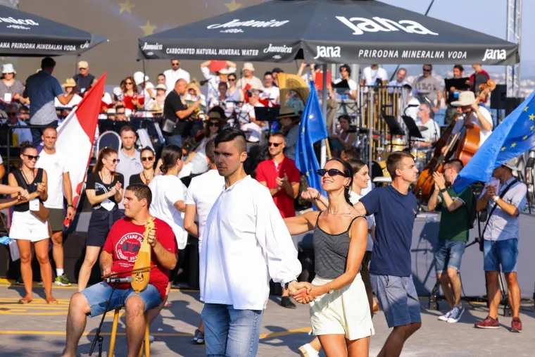 Poznati na sve strane: Pogledajte tko je sve do&scaron;ao na svečano otvorenje Pelje&scaron;kog mosta;  Je li to &Scaron;eks najbolje odjeven?