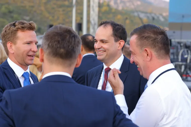 Poznati na sve strane: Pogledajte tko je sve do&scaron;ao na svečano otvorenje Pelje&scaron;kog mosta;  Je li to &Scaron;eks najbolje odjeven?