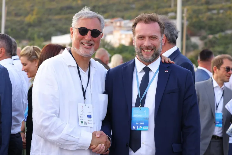 Poznati na sve strane: Pogledajte tko je sve do&scaron;ao na svečano otvorenje Pelje&scaron;kog mosta;  Je li to &Scaron;eks najbolje odjeven?