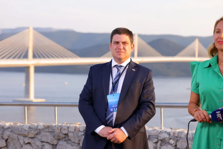 Poznati na sve strane: Pogledajte tko je sve do&scaron;ao na svečano otvorenje Pelje&scaron;kog mosta;  Je li to &Scaron;eks najbolje odjeven?