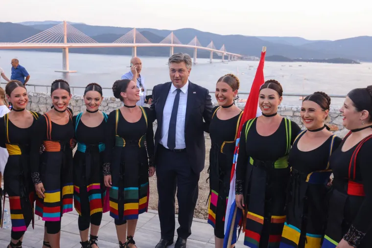 Jedan sretan, a drugi... ba&scaron; i nije? Evo kako je izgledao dolazak Milanovića i Plenkovića na otvorenje Pelje&scaron;kog mosta