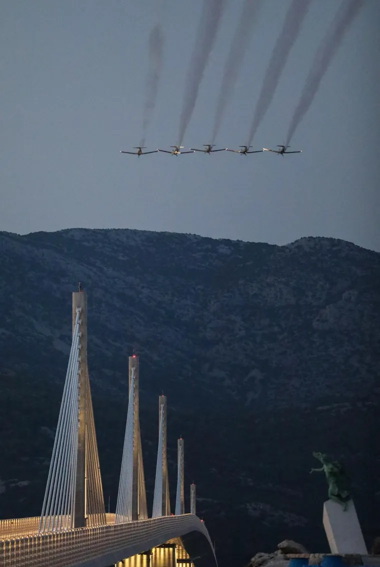 Spektakl iznad Pelje&scaron;kog mosta, ali i na njemu: Otvorenje 'pozdravila' Krila Oluje i Rimčeva Nevera