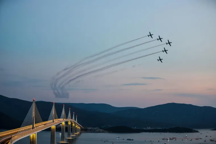 Spektakl iznad Pelje&scaron;kog mosta, ali i na njemu: Otvorenje 'pozdravila' Krila Oluje i Rimčeva Nevera