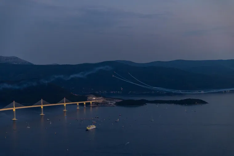 Spektakl iznad Pelje&scaron;kog mosta, ali i na njemu: Otvorenje 'pozdravila' Krila Oluje i Rimčeva Nevera