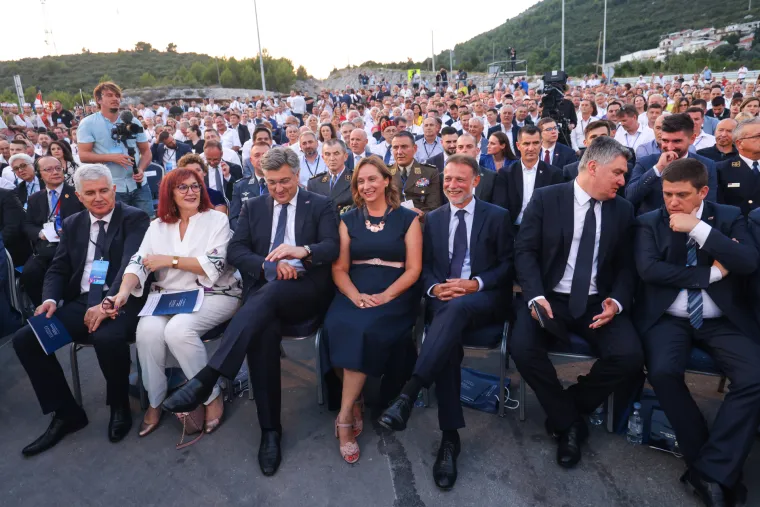Milanović i Plenković se rukovali na otvaranju Pelje&scaron;kog mosta. Predsjednik i ugodno ćaskao s Butkovićem