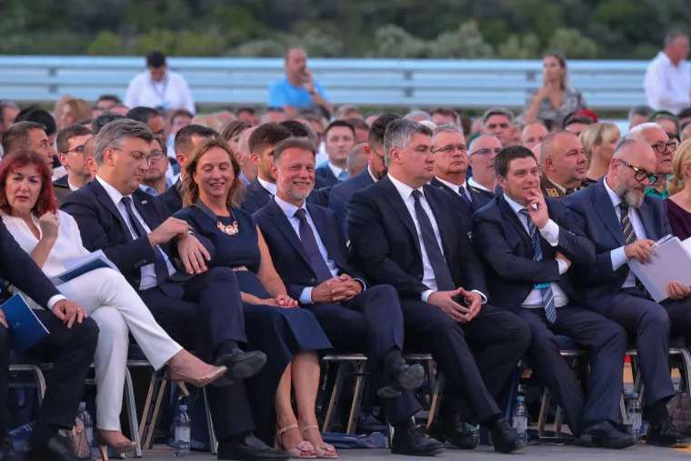 Milanović i Plenković se rukovali na otvaranju Pelje&scaron;kog mosta. Predsjednik i ugodno ćaskao s Butkovićem