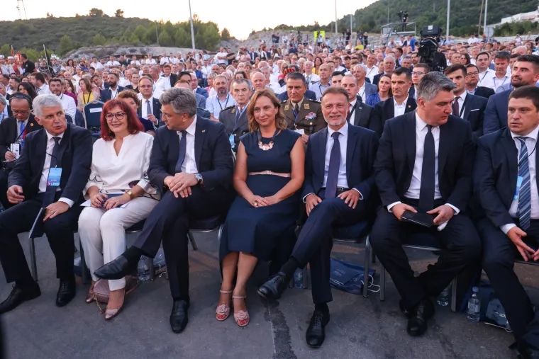 Milanović i Plenković se rukovali na otvaranju Pelje&scaron;kog mosta. Predsjednik i ugodno ćaskao s Butkovićem