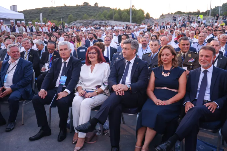 Milanović i Plenković se rukovali na otvaranju Pelje&scaron;kog mosta. Predsjednik i ugodno ćaskao s Butkovićem