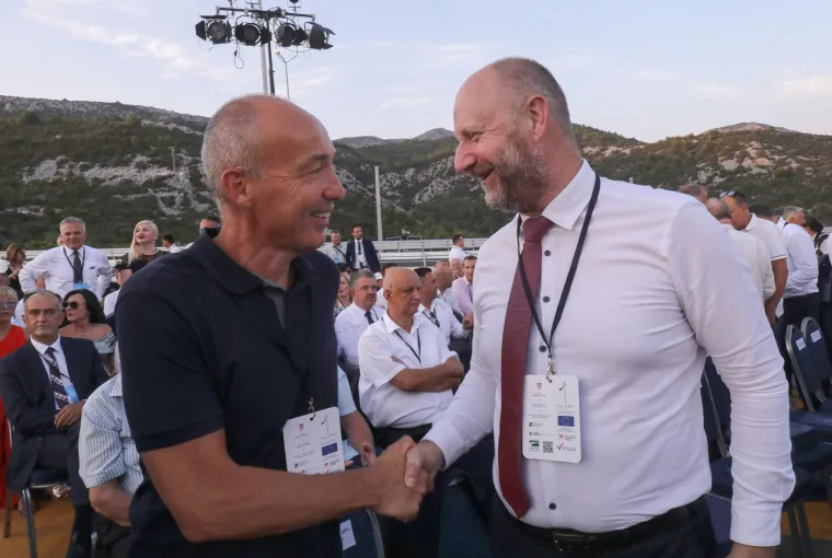 Milanović i Plenković se rukovali na otvaranju Pelje&scaron;kog mosta. Predsjednik i ugodno ćaskao s Butkovićem