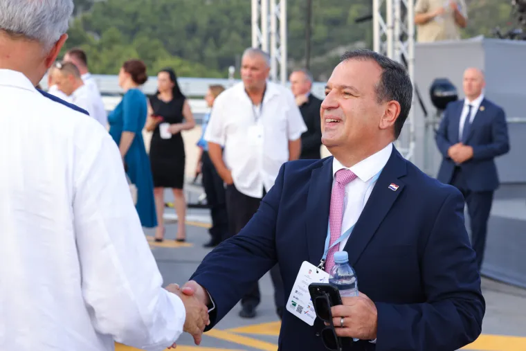 Milanović i Plenković se rukovali na otvaranju Pelje&scaron;kog mosta. Predsjednik i ugodno ćaskao s Butkovićem