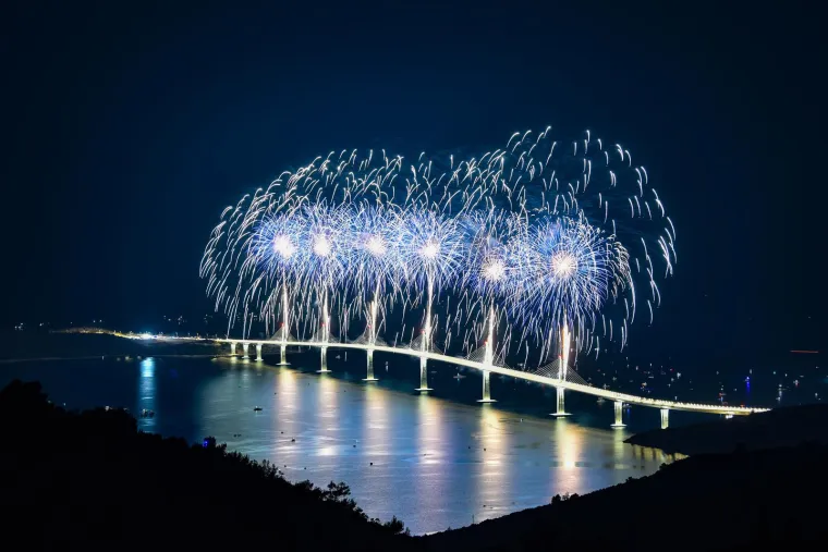 Pogledajte fotografije veličanstvenog vatrometa nakon svečanosti otvaranja Pelješkog mosta