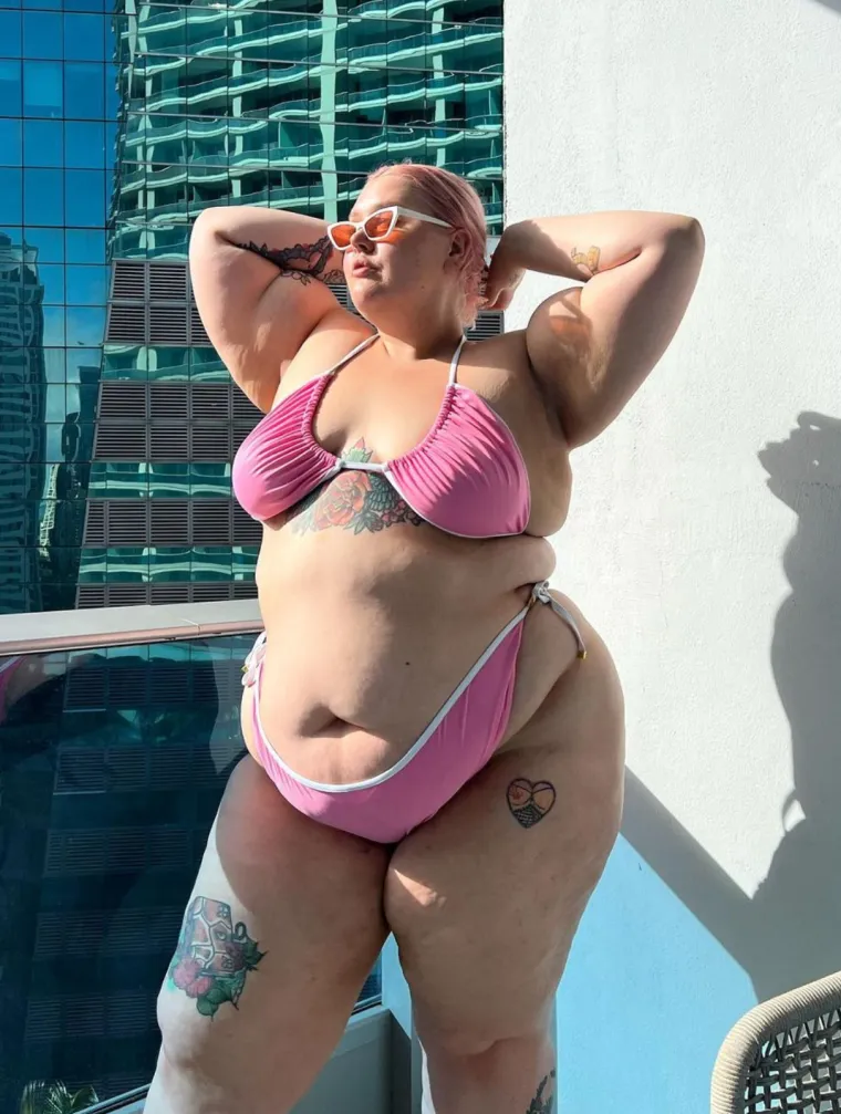 Nedavno se skinula u bikini i pozvala ostale cure slične sebi da isto učine. Višak kilograma smatra seksepilnim i nema namjeru odreći se ijednog svog grama.  E da, dala nam je ideju kako &apos;isfurati&apos; trokutiće na drugačiji način. Što je dolje, sad je gore.