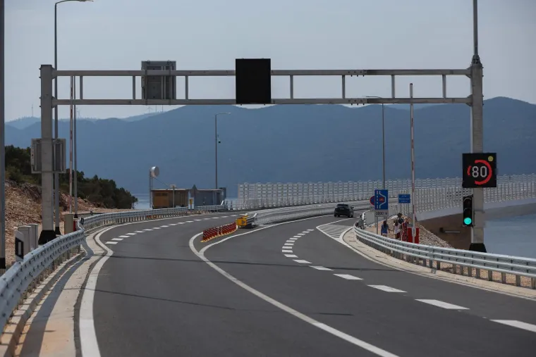 Hrvatske ceste upozoravaju, ali neki građani ba&scaron; žele 'osjetiti' Pelje&scaron;ki most: Ljudi, ovo se ne radi, opasno je!