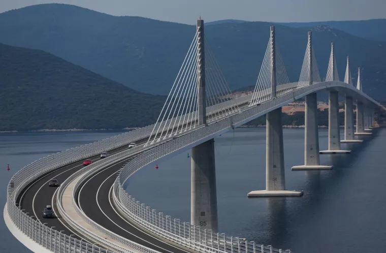 Hrvatske ceste upozoravaju, ali neki građani ba&scaron; žele 'osjetiti' Pelje&scaron;ki most: Ljudi, ovo se ne radi, opasno je!