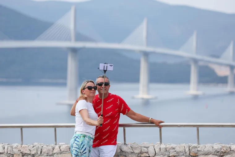 Hrvatske ceste upozoravaju, ali neki građani ba&scaron; žele 'osjetiti' Pelje&scaron;ki most: Ljudi, ovo se ne radi, opasno je!