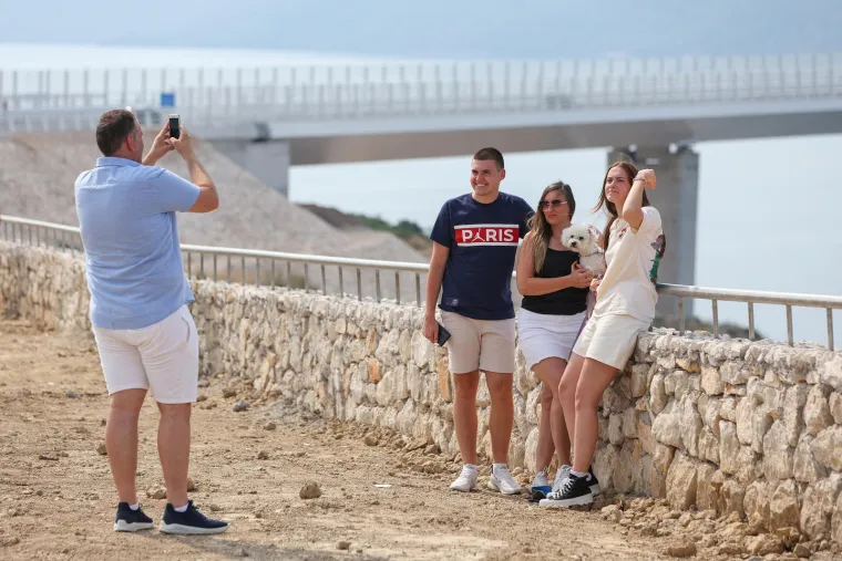 Hrvatske ceste upozoravaju, ali neki građani ba&scaron; žele 'osjetiti' Pelje&scaron;ki most: Ljudi, ovo se ne radi, opasno je!