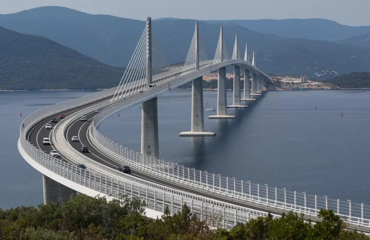 Hrvatske ceste upozoravaju, ali neki građani ba&scaron; žele 'osjetiti' Pelje&scaron;ki most: Ljudi, ovo se ne radi, opasno je!