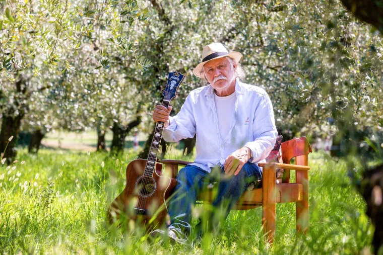 A kada smo kod zanimljivosti, još jedna za kraj. Otac Rade Šerbedžije doživio je duboku starost i preminuo u 104. godini života, nakon što se bio oporavio od upale pluća. &quot;Seljak, rudar, proleter, prvoborac, otac, djed, pradjed. Nakon što je u 104. pobijedio upalu pluća, zdrav, odlučio je otići, poslao bližnje iz sobe da odu malo da s eodmore i zatvorio oči. Ostavio je odijelo za sprovod, u džepu pismo koje želi da se pročita na sprovodu za samo najužu obitelj, meni nedavno sat koji je dobio kada je išao u penziju, na sprovodu samo violina da ga prati...&quot;, napisao je tada na Facebooku unuk Danilo. Šerbedžija kaže kako otac nikada nije pogledao niti jednu njegovu predstavu jer nije htio da bude glumac pa zbog toga on iz poštovanja prema ocu, piše . Mi mu želimo sretan rođendan i očeve godine.
