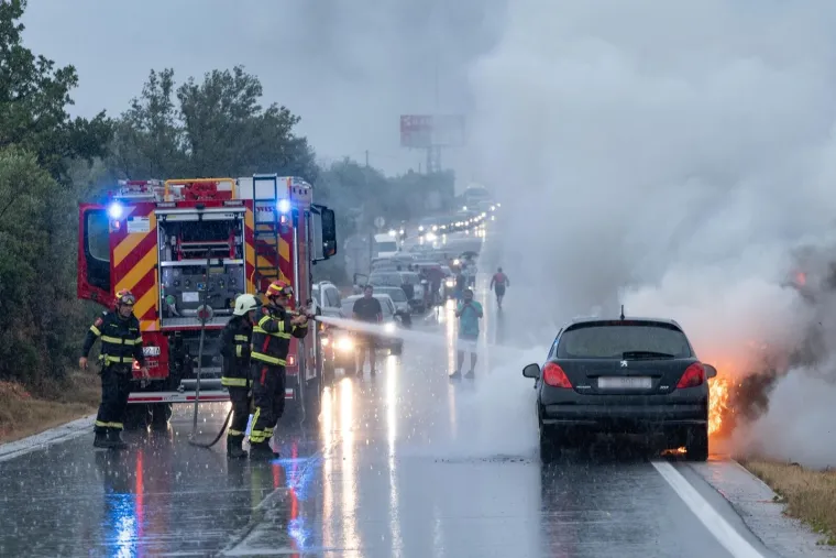 Nesretnom čovjeku se kod šibenskog mosta zapalio automobil: Tko se ne bi uhvatio za glavu nakon ovoga?