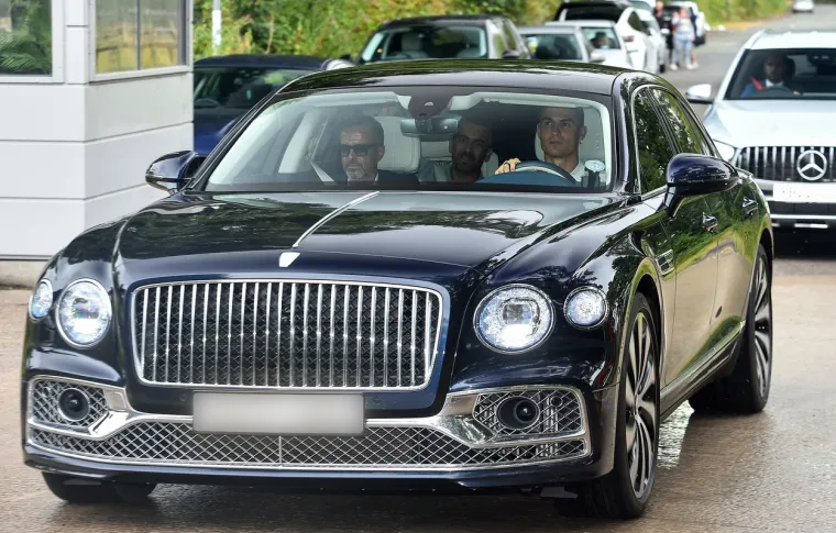 Cristiano Ronaldo konačno se pojavio u Manchesteru u luksuznom Bentleyju: Što će biti s Portugalcem?