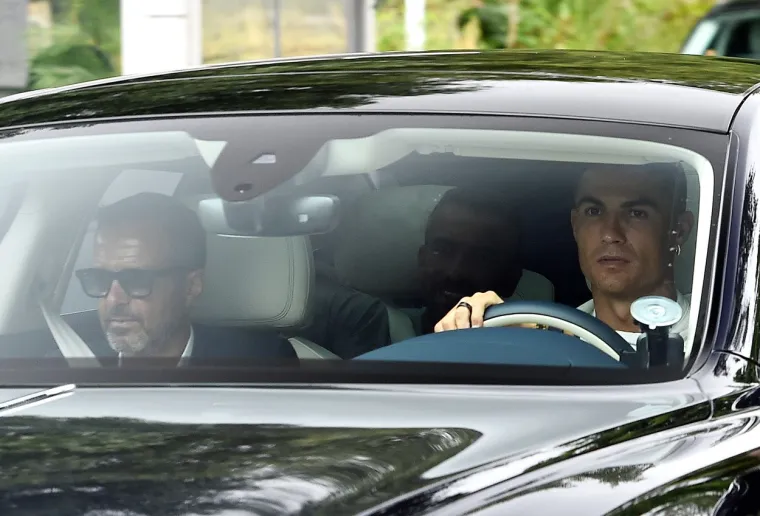 Cristiano Ronaldo konačno se pojavio u Manchesteru u luksuznom Bentleyju: Što će biti s Portugalcem?