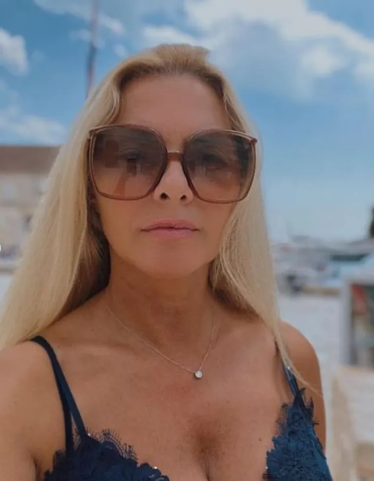 Vlatka Pokos provodi se na Hvaru, a more joj itekako godi: &Scaron;minku je odbacila, ali ne i zavodljive krpice