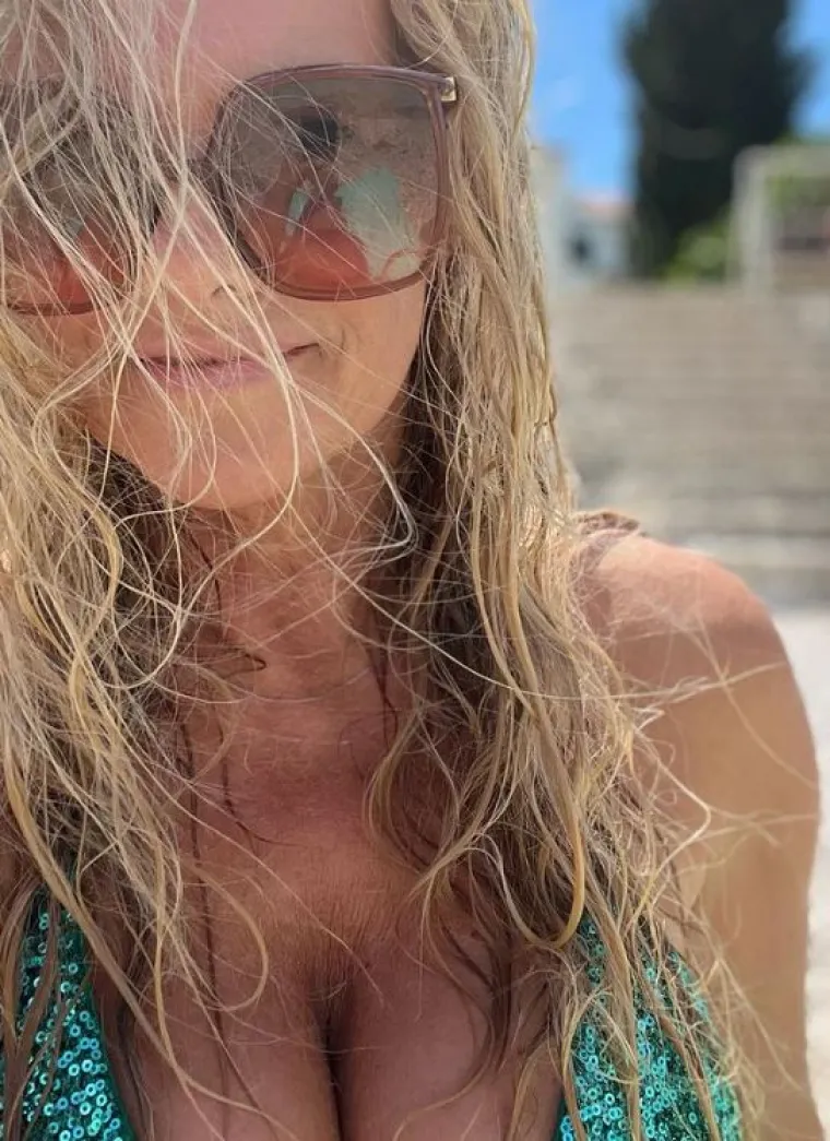 Vlatka Pokos provodi se na Hvaru, a more joj itekako godi: &Scaron;minku je odbacila, ali ne i zavodljive krpice