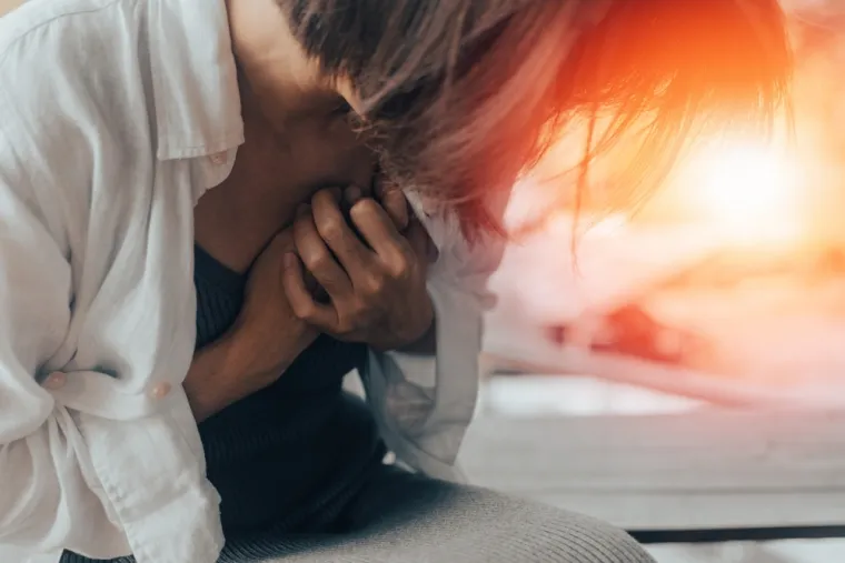 9. Žene i atipični simptomi kardiovaskularnih problema: Bol u grlu, ekstremni umor, bol u leđima, glavobolja, problemi sa spavanjem, mučnina, žgaravica i problemi sa želucem spadaju u netipične simptome kardiovaskularnih problema, a istraživanja su pokazala da su oni češći kod žena i nerijetko nisu prepoznati kao uzrok infarkta, zbog čega izostaje prava dijagnoza, a to može dovesti do fatalnog ishoda. 