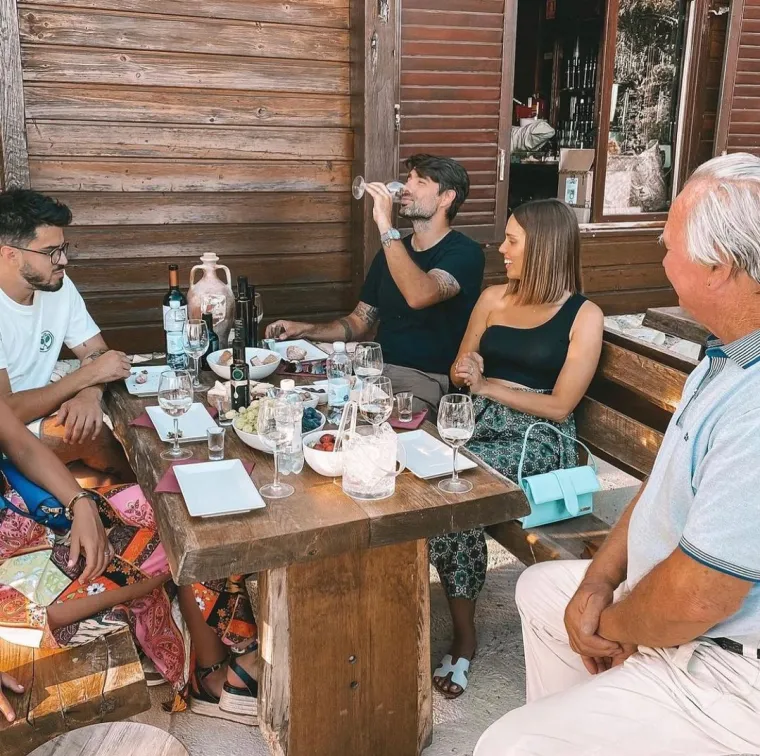 Vedran Ćorluka i Franka Batelić s prijateljima na ljetovanju