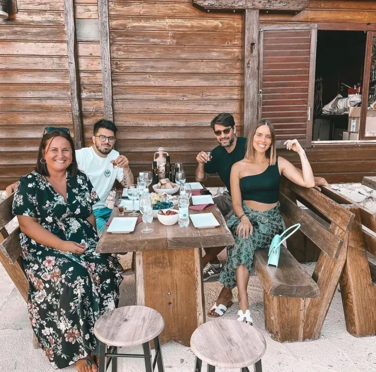 Vedran Ćorluka i Franka Batelić s prijateljima na ljetovanju