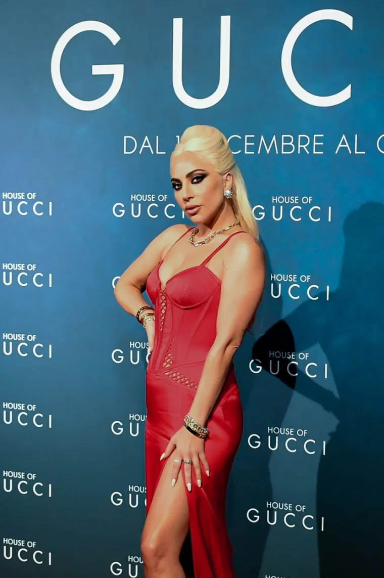 Ekscentrična pop zvijezda Lady Gaga navodno ima vrlo neobičan ritual prije nastupa. Prema izvještajima, ona pleše topless sa svojim plesačima dok bacaju šljokice uokolo.