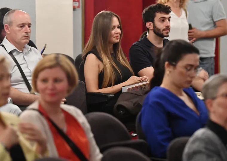Kći pokojne glumice Ene Begović i poduzetnika Josipa Radeljaka, 22-godišnja Lana Radeljak kloni se društvenih mreža, a pohađa jedno od najprestižnijih sveučilišta. Još prije nekoliko godina upisala je studij menadžmenta na sveučilištu Bocconi u Milanu.