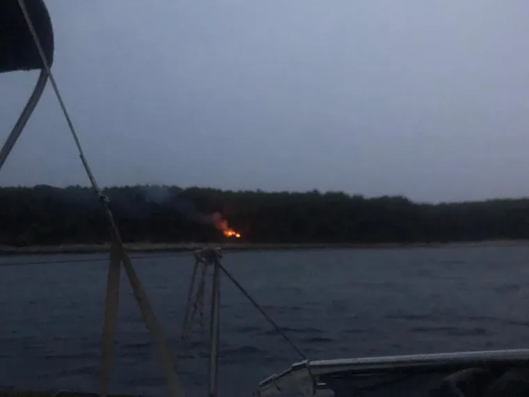 Nizozemska obitelj obranila od požara otočić Mladine u PP Lastovsko otočje nakon udara groma