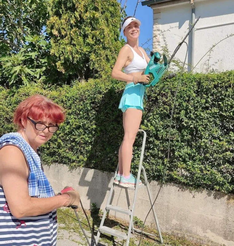 Ecija Ojdanić: Najbolja trkačica među glumicama i vjerojatno najbolja glumica među trkačicama, ne zna za odmor. Treninge odrađuje po najvećem suncu, obrezuje živice, a kad padne mrak izlazi na daske koje život znače. U Drnišu je u sklopu ljetnih večeri prije par dana publiku oduševila  u  predstavi Čudo. 
