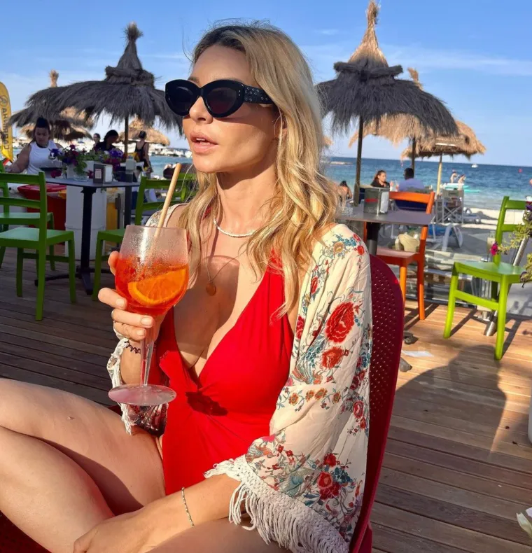 Anja Alavanja: Voditeljica Anja Alavanja na odmoru je s djecom i mužem na Siciliji i raduje se svakom slobodnom trenutku koji može ukrasti za sebe. Kad klinci spavaju, savršeno je vrijeme za koktel. 