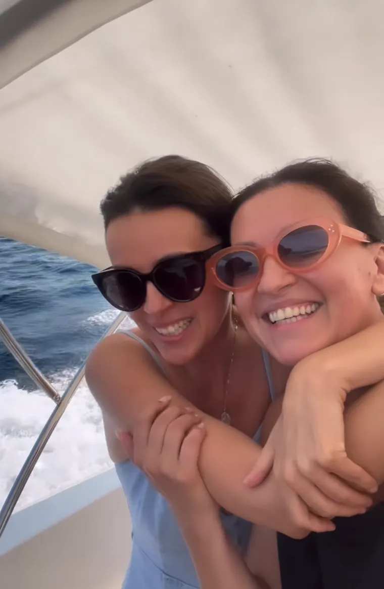 Nina Badrić: Pjevačica se proteklih dana odmarala na Hvaru i kaže, maksimalno je napunila baterije te je spremna za turneju koja počinje za dva dana u Makarskoj, a održat će ukupno sedam koncerata. Na odmoru joj se pridružila sestra. Nina je na Instagramu objavila video na kojem zajedno pjevaju Oliverovu Boginju, a velikom pjevaču koji nas je napustio prije četiri godine na današnji dan, Nina je posvetila kolaž zajedničkih fotografija uz poruku: Sve bi da da si tu. 