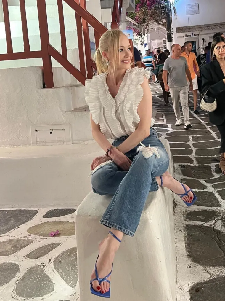 Jelena Rozga rođena je 23. kolovoza 1977. godine u Splitu od oca Ante i majke Marije. Pjevačica je kao mala sa starijom sestrom Julijom često dolazila u selo Rozge, kod bake. Zaseok Rozge nalazi se u Blizni Gornjoj, sela koje je 50-ak kilometara udaljeno od Splita. Otac Ante, koji je u Splitu šef u kemijskoj čistionici, i dandanas svakog vikenda dolazi u rodnu kuću te se bavi vrtlarstvom. 