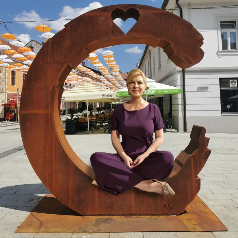 Kolindina fotka na Pelješkom mostu postala viralni hit! Pogledajte najbolje fore na račun bivše predsjednice