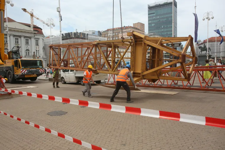 Radnici uklanjali dizalicu s Trga bana Josipa Jelačića - 27.7.2022.
