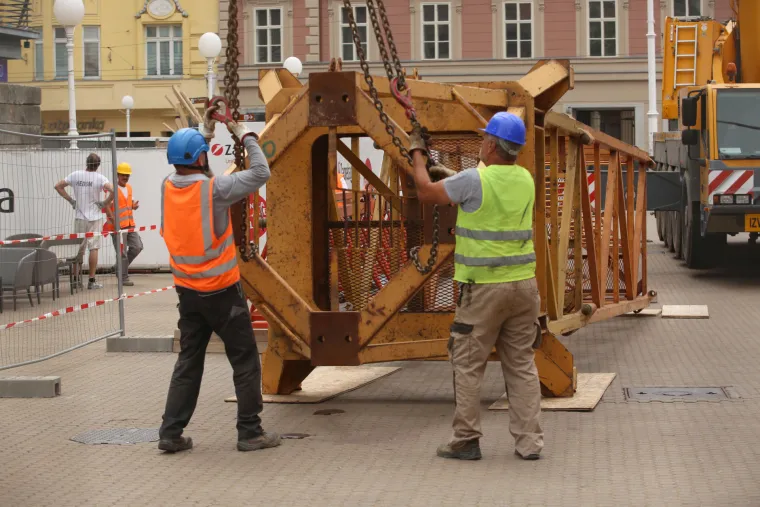 Radnici uklanjali dizalicu s Trga bana Josipa Jelačića - 27.7.2022.