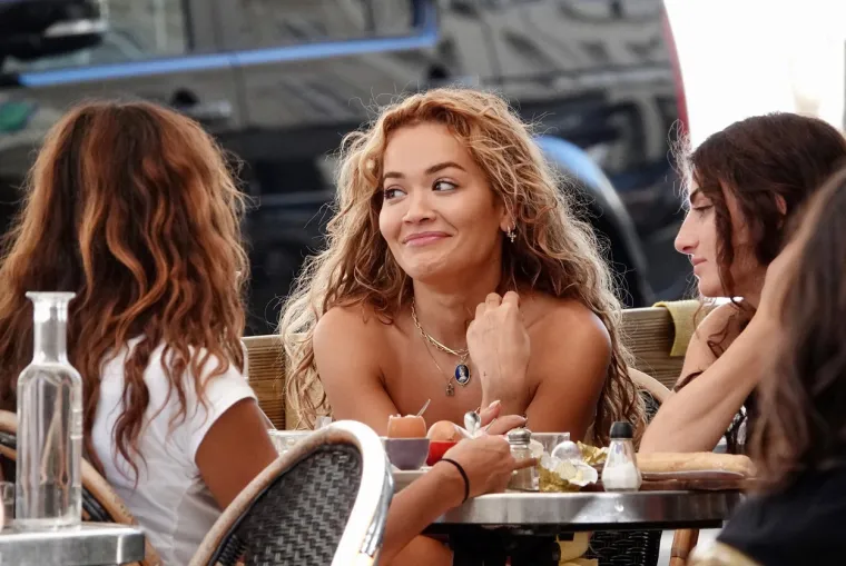 Rita Ora uhvaćena u Parizu: Minijaturni topić i minicu nadoknadila je glomaznim japankama kakve još niste vidjeli
