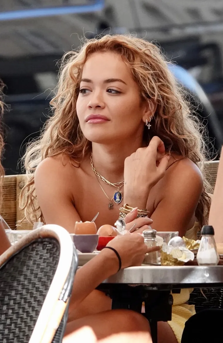 Rita Ora uhvaćena u Parizu: Minijaturni topić i minicu nadoknadila je glomaznim japankama kakve jo&scaron; niste vidjeli