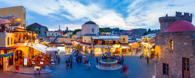 
1. Rodos: Prvo mjesto na listi najpodcjenjenijih turističkih destinacija zauzima Rodos, glavni grad istoimenog otoka u Grčkoj. Razlog njegovog visokog rejtinga treba tražiti u činjenici da sadrži veliki broj povijesnih znamenitosti, na primjer, stari grad okružen zidinama, ali i druge stvari zanimljive turistima u ljetnom razdoblju: plaže, restorane, klubove, butike itd. I pored svih atrakcija koje nudi, Rodos ugošćuje malo više od milijun posjetitelja godišnje, što svakako nije malo, ali je u odnosu na pravi potencijal ovog grada nedovoljno.